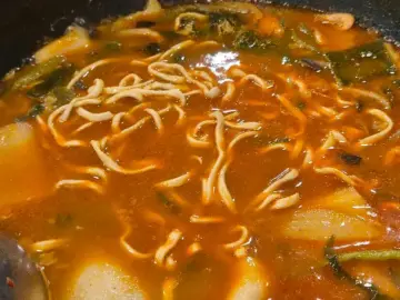 동강매운탕의 푸짐한 메기 빠가사리 매운탕
