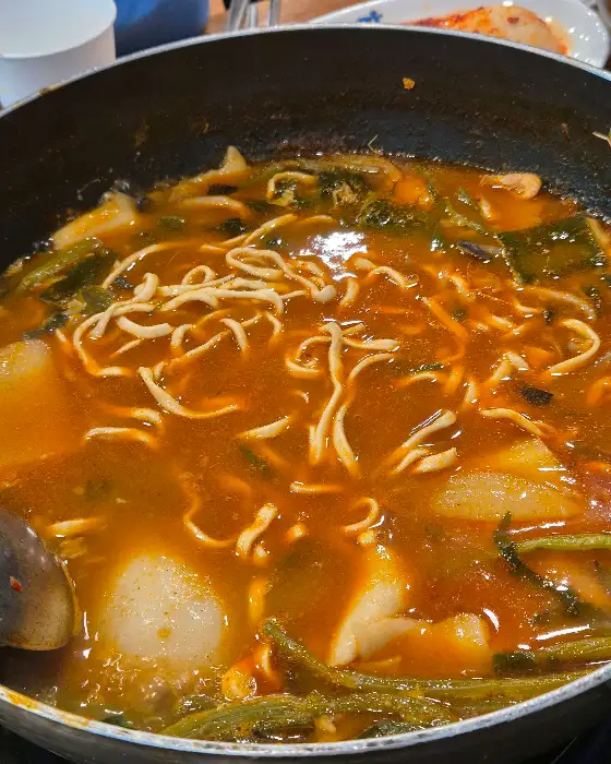 동강매운탕의 푸짐한 메기 빠가사리 매운탕