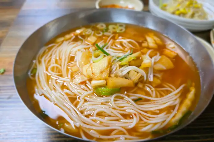담백한 멸치 육수 베이스의 오리고기 국수