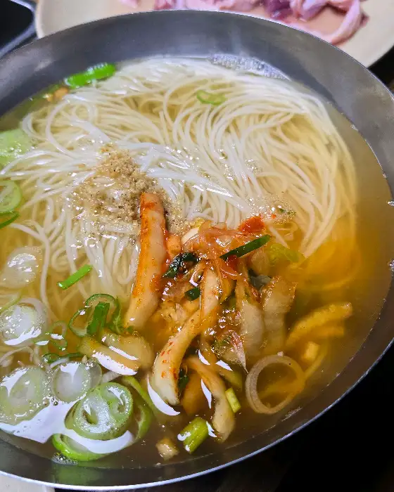시원한 멸치 육수에 말아낸 오리고기 국수