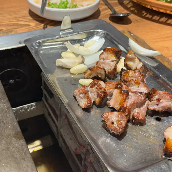 노릇하게 구워진 오리고기