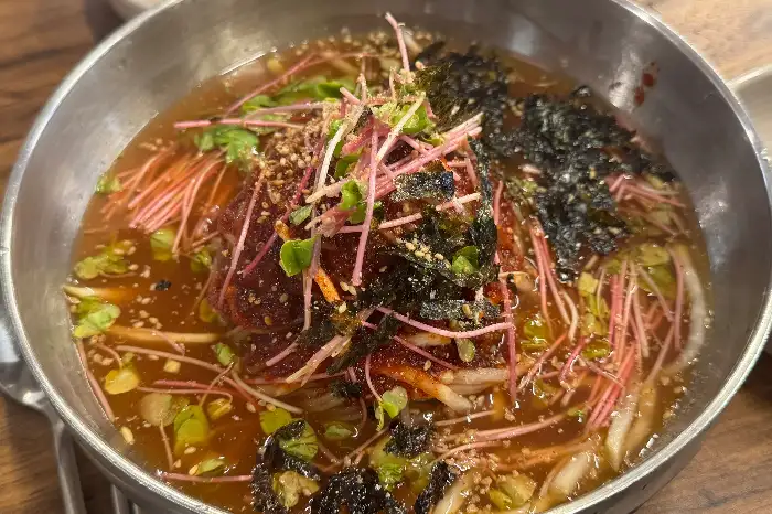 양념이 듬뿍 올라간 비빔막국수 클로즈업