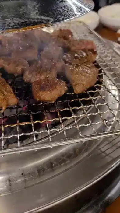 숯불 위에서 지글지글 익어가는 돼지갈비