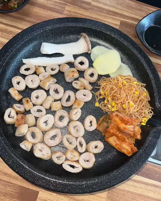 잘 익은 막창과 곁들임 재료