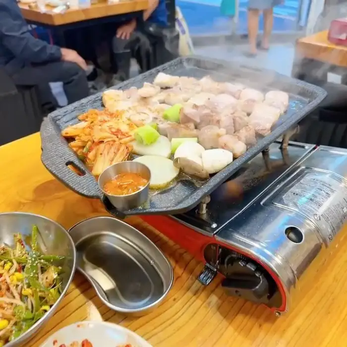 초벌 되어 나온 먹음직스러운 돼지갈비