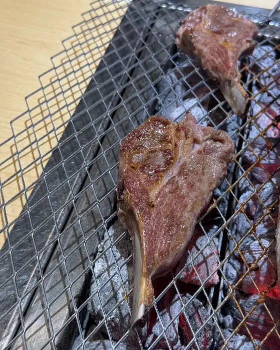 잘 구워진 양갈비 스테이크