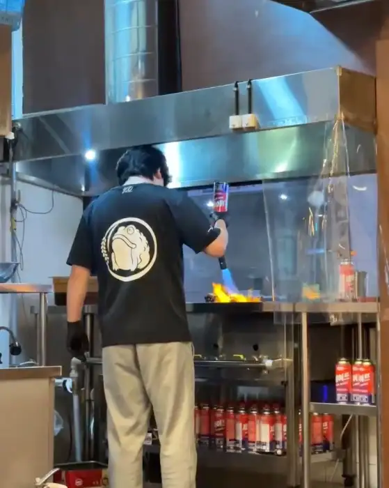 주방에서 뼈구이 조리 모습
