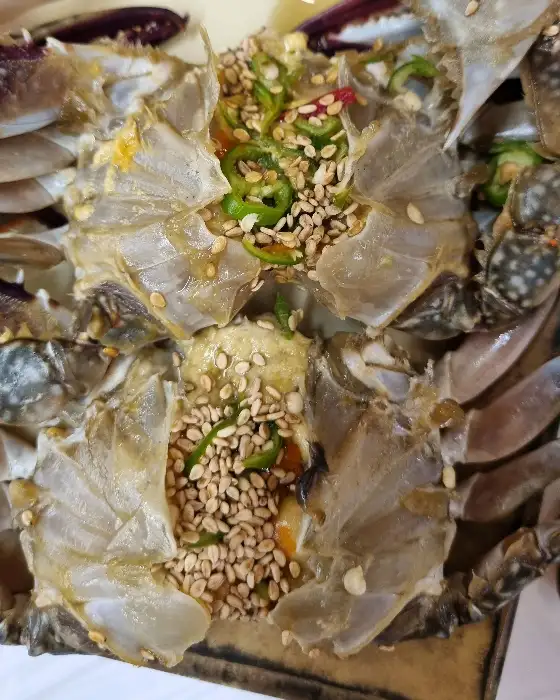 간장게장의 풍성한 내장과 알, 그리고 양념의 조화
