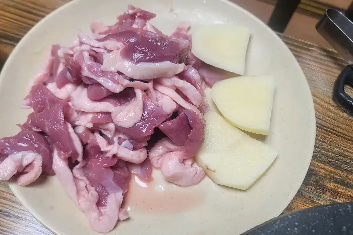 신선한 오리고기 로스 한 접시