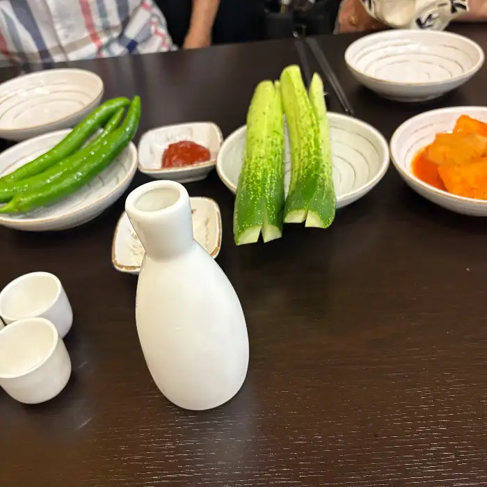 신선한 고추와 오이가 나란히 놓여있는 모습