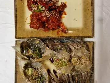 꽃게장집 간장게장 무한리필 청량리본점의 푸짐한 간장게장 한상차림