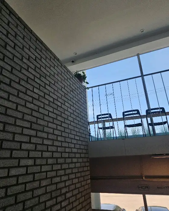 건축적인 구조미를 보여주는 흠커피 HCR의 외관 일부