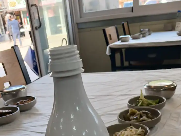식당 내부 테이블 세팅