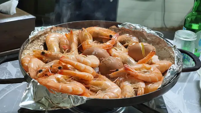 활새우와 삶은 달걀이 가득 담긴 찜