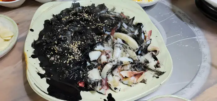 먹물 소스를 곁들인 오징어 요리