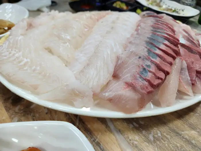 신선하고 두툼한 모둠회