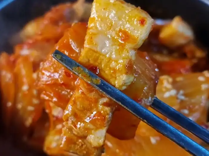 집게로 건져 올린 김치찜