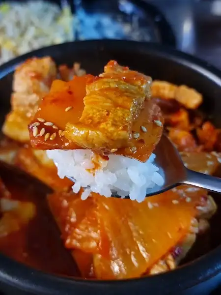 밥 위에 김치찜 올린 모습