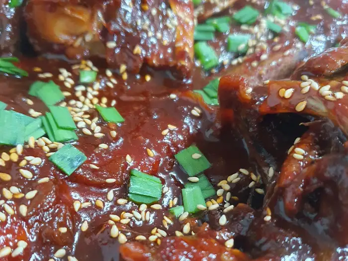 코다리찜의 양념과 깨, 파슬리 모습