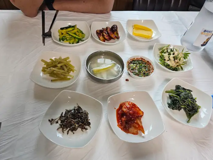 테이블에 차려진 다양한 밑반찬들