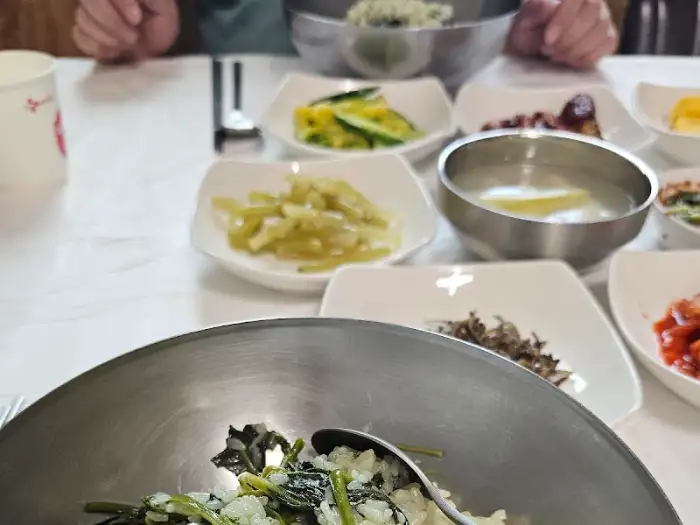 밥과 함께 제공된 숭늉 덜어 먹는 모습
