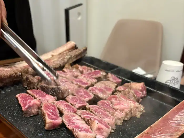 불판 위에서 구워지는 우대갈비
