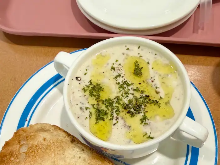 브런치 메뉴로 추정되는 크림 수프와 빵