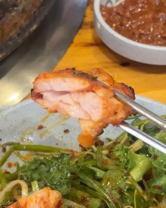 젓가락으로 집은 닭갈비 단면