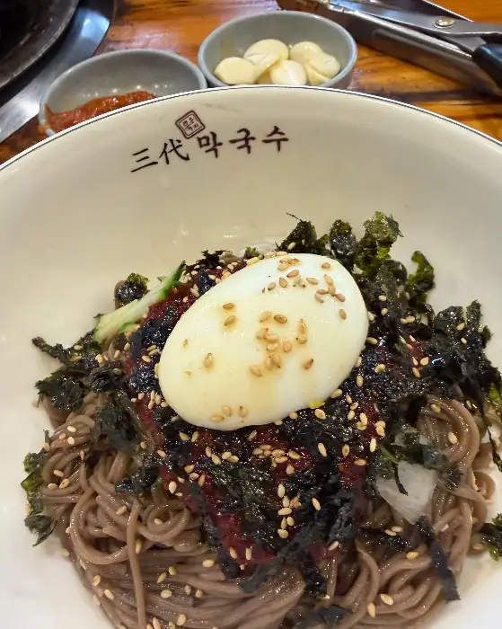 계란, 김가루, 채소가 올라간 메밀 막국수