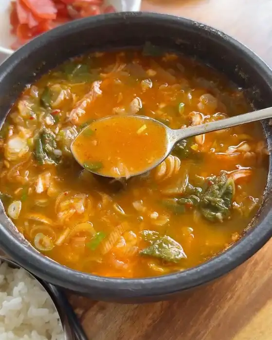 몸국 국물 한 숟갈