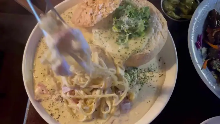 치즈 폭포 빠네 크림 파스타의 풍성한 비주얼
