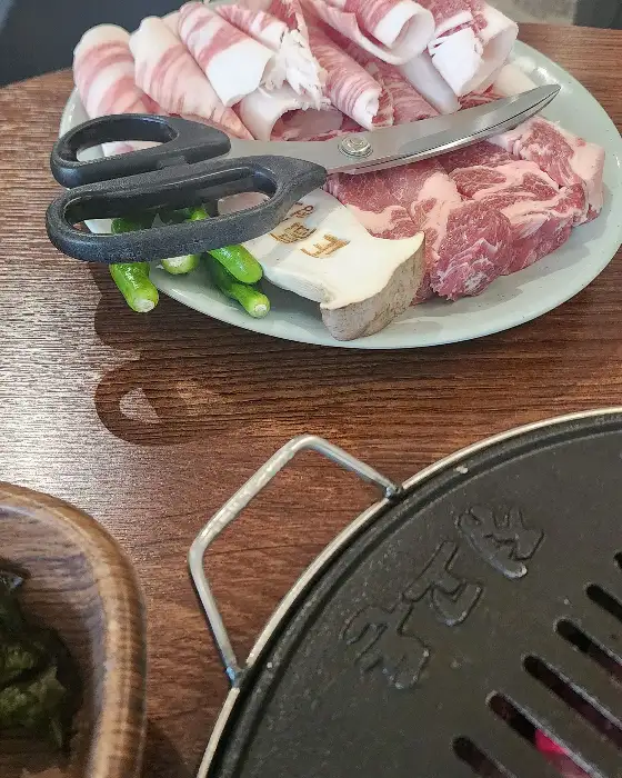 다양한 곁들임 반찬과 신선한 고기