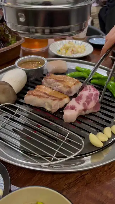 불판 위에서 지글지글 익어가는 고기