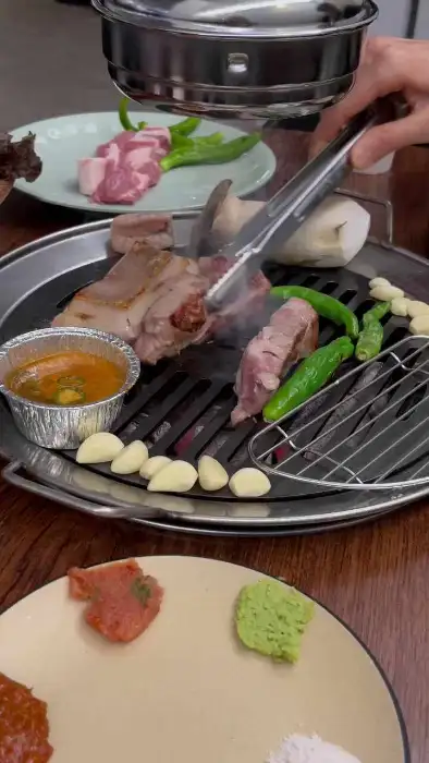 잘 익은 고기를 집는 집게