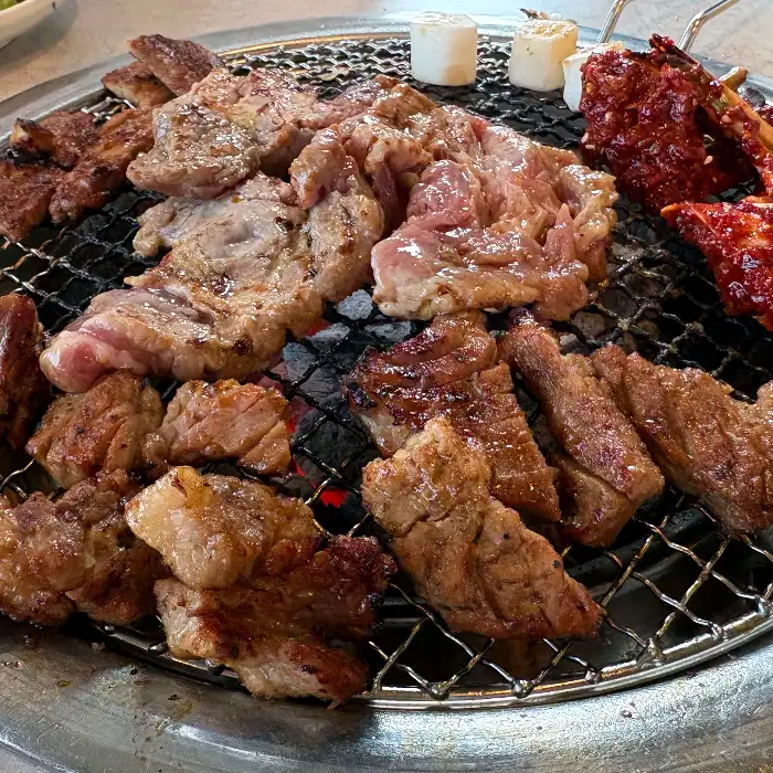 잘 구워지고 있는 양념 갈비와 생갈비