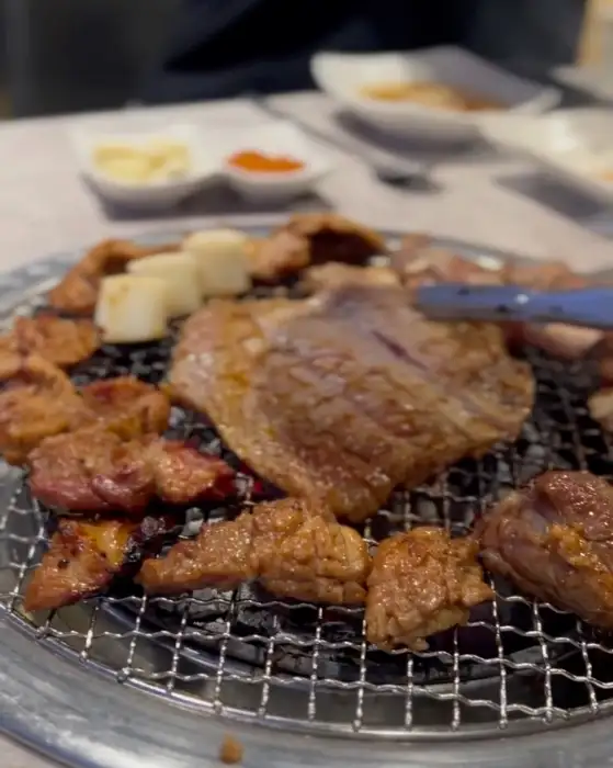 숯불 위에서 노릇하게 익어가는 다양한 부위의 갈비