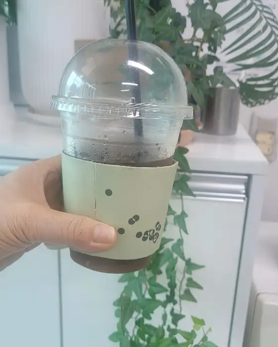 다양한 과일과 아이스크림, 크림이 곁들여진 푸짐한 와플 플래터