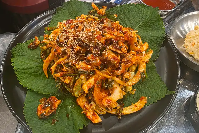 매콤하게 양념된 조개 무침