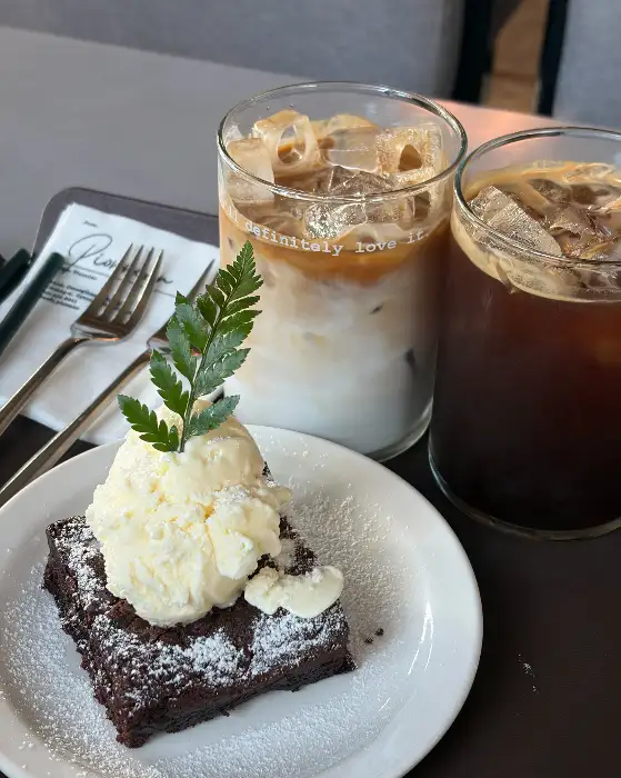 먹음직스러운 소금빵과 레몬 피낭시에