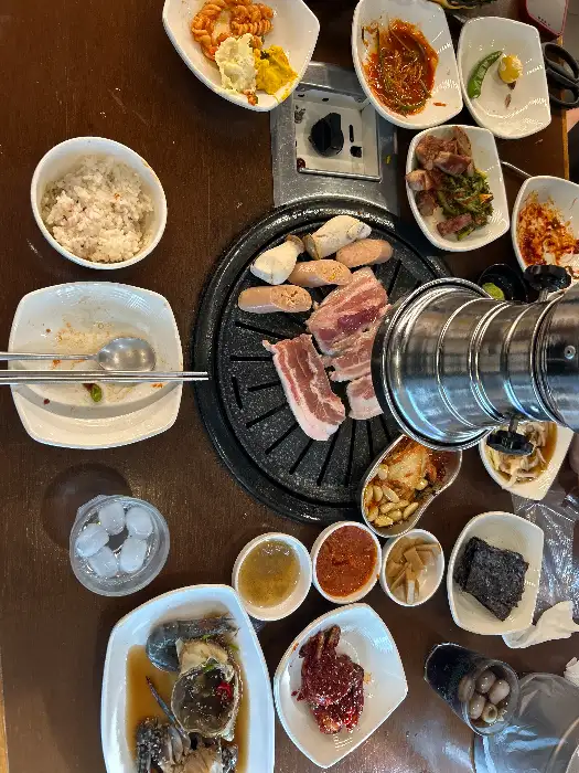 다양한 고기와 반찬이 차려진 상차림