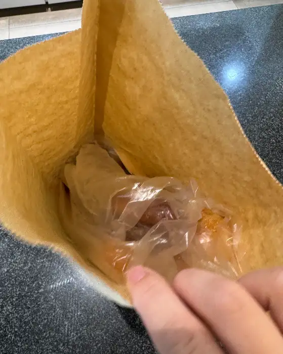 갓 구운 빵이 담긴 갈색 종이 봉투
