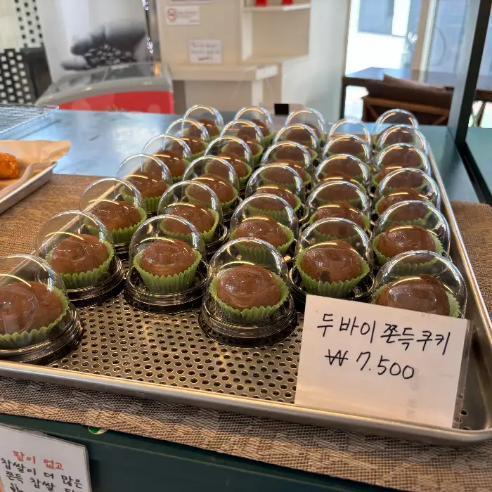 컵케이크 모양의 빵들