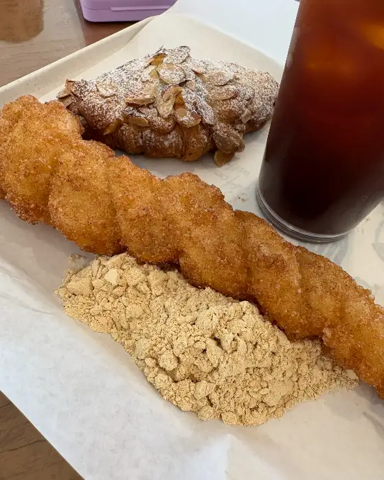 꽈배기, 크루아상, 아이스 아메리카노