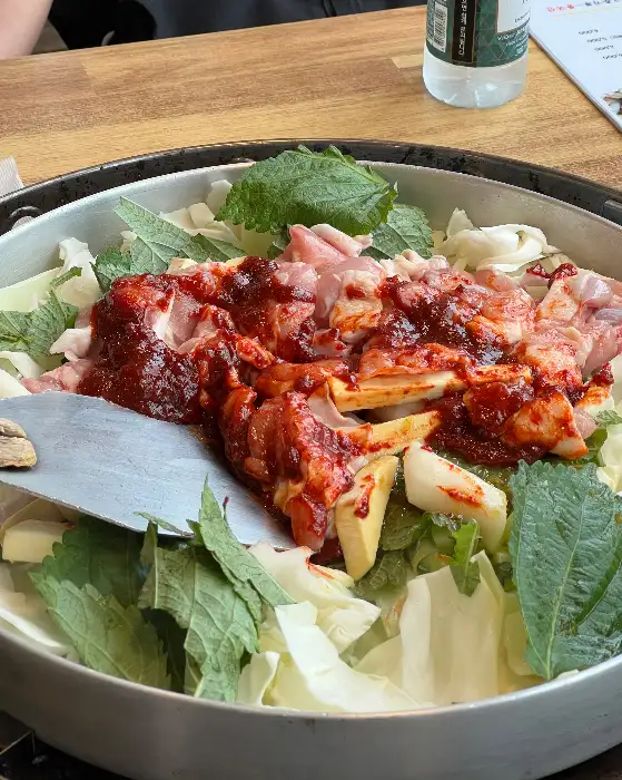 닭갈비가 조리되기 전 모습, 신선한 닭고기와 야채가 푸짐하게 담겨 있다.