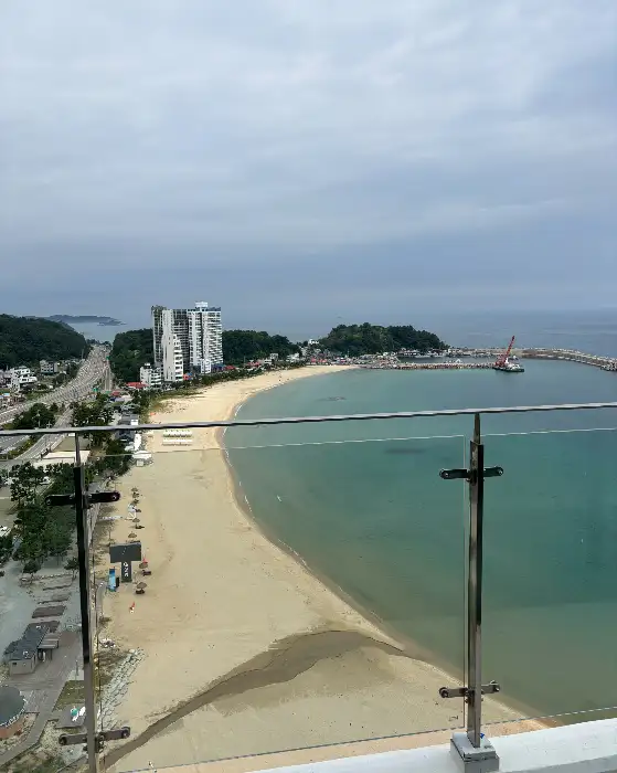 카페에서 바라본 해변과 도시 풍경