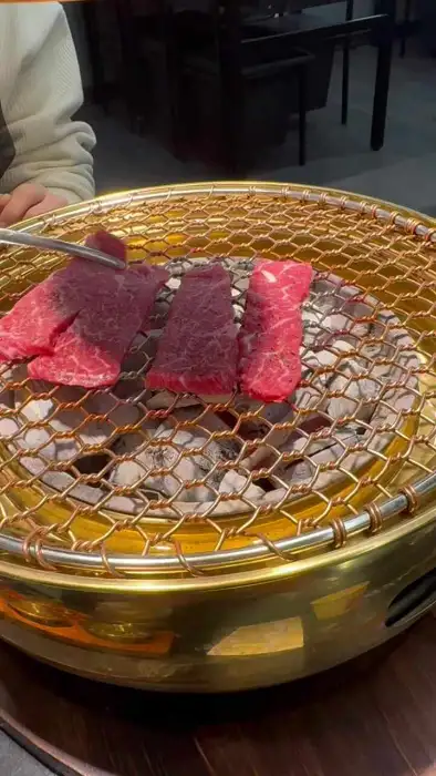 숯불 위에 구워지고 있는 소고기 조각들
