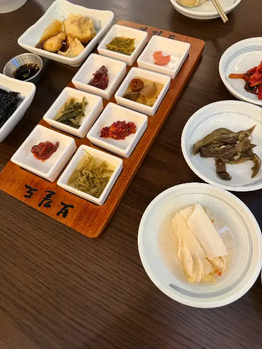 다양한 종류의 젓갈과 장아찌, 나물 무침