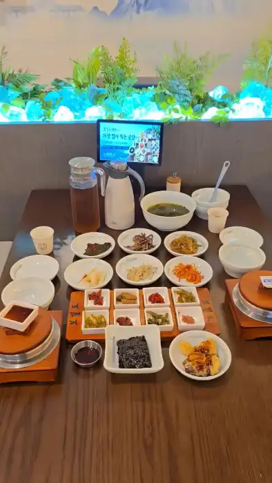 달콤한 양념의 장어가 듬뿍 올라간 장어솥밥