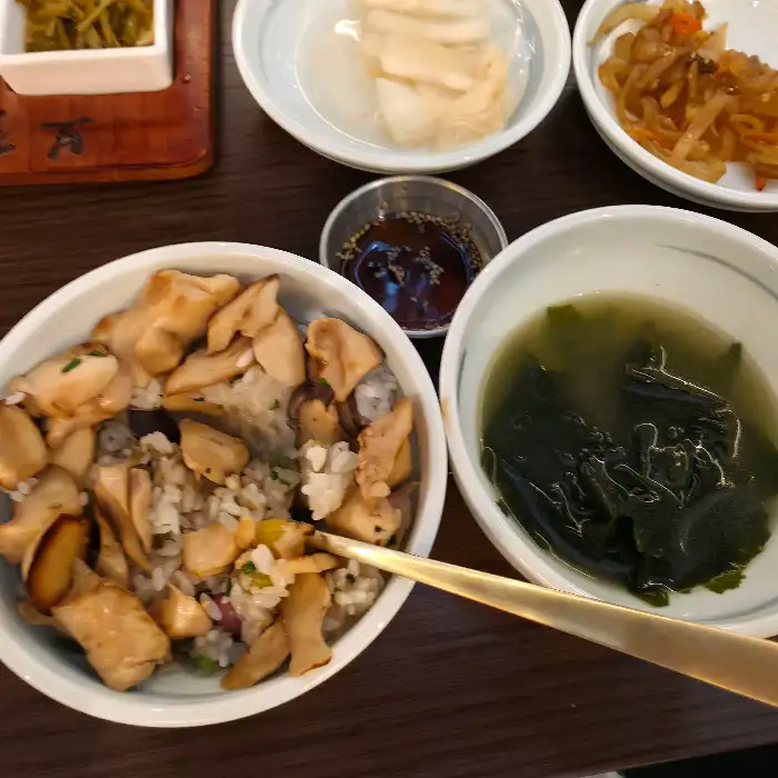 솥밥과 함께 제공되는 따뜻한 미역국