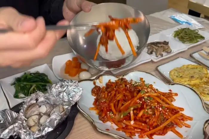정갈하게 차려진 꼬막정식 한상차림